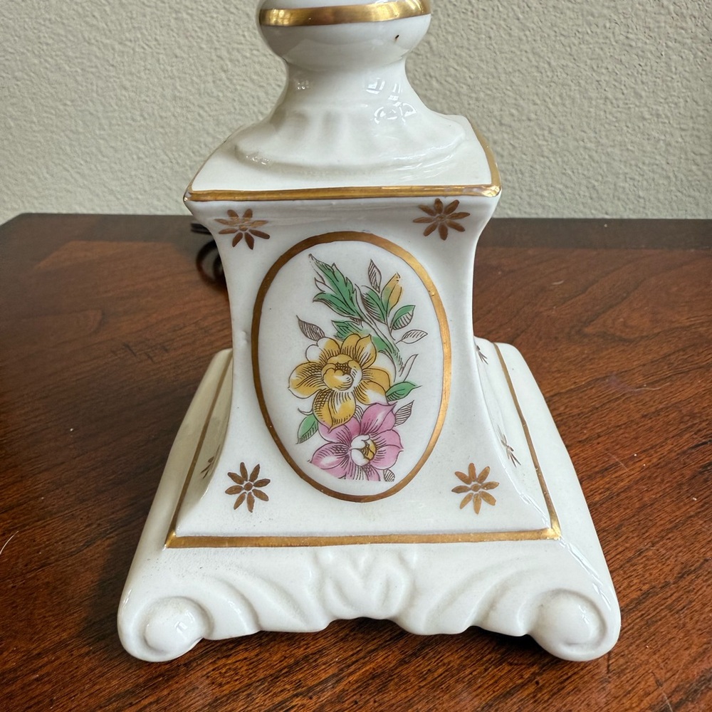 Elegant vintage 40s Cream porcelain Lamp with Floral Design . - Picture 2 of 3